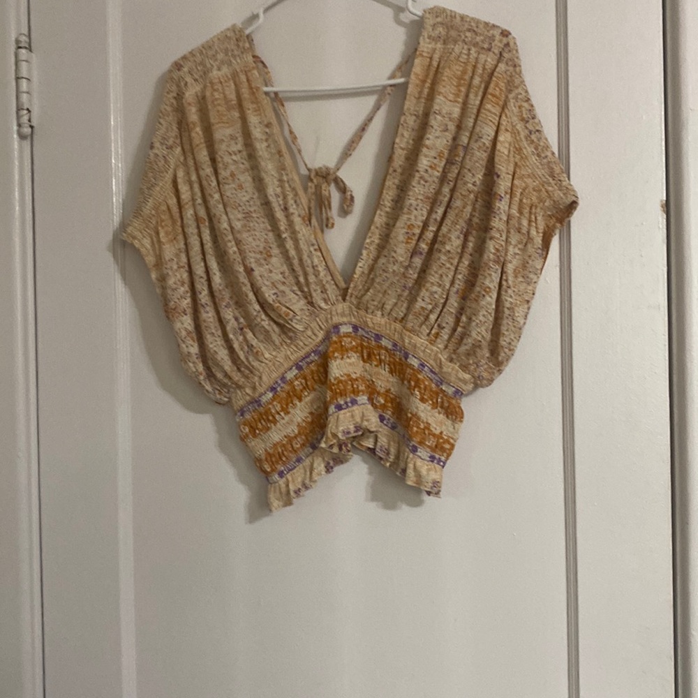 MEDIUM FREE PEOPLE TOP TERRACOTTA AND PEACHY BEIGE IN COLOR.